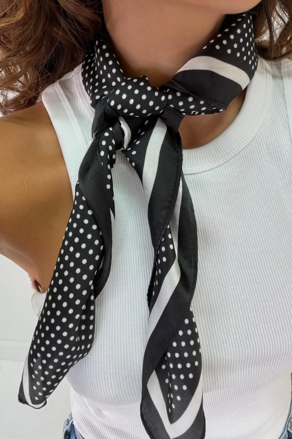 Aeleonora Scarf