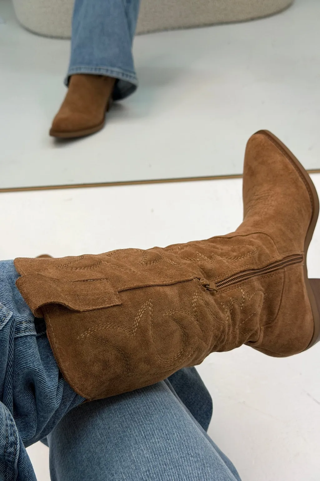 Bldelphinium Boots