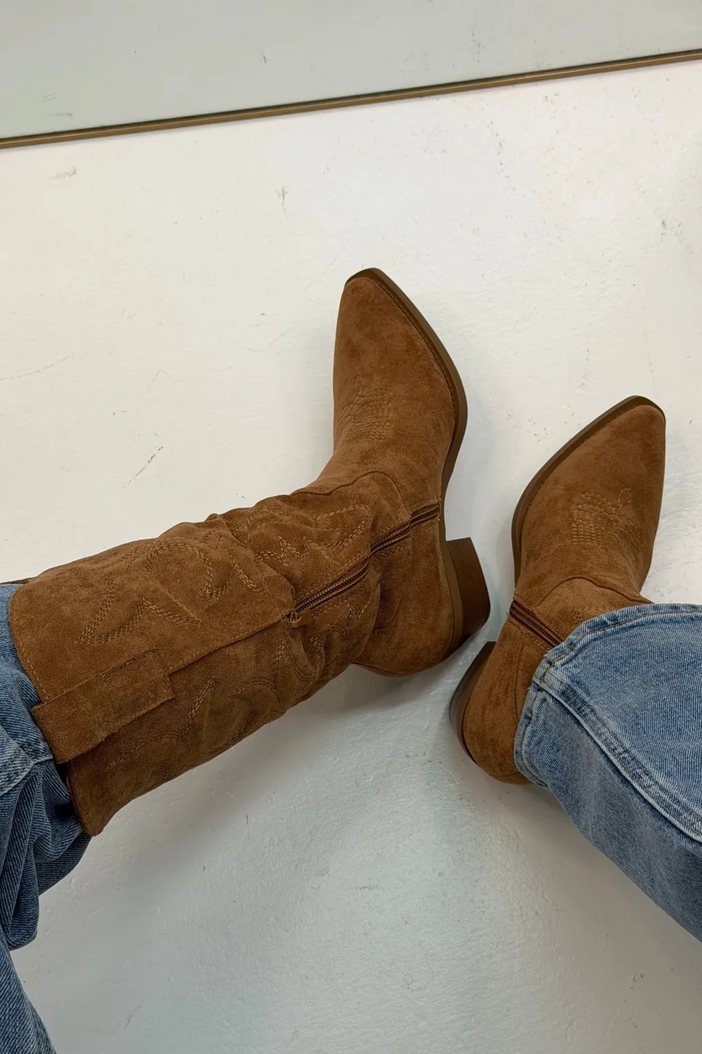 Bldelphinium Boots