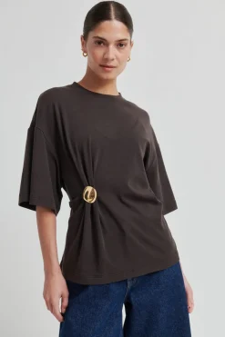 Sfenora Brooch Tee 60432