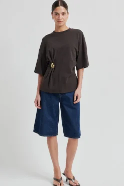 Sfenora Brooch Tee 60432